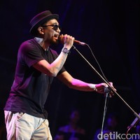 Topi, khususnya model fedora, sudah menjadi bagian dari penampilan Glenn Fredly setidaknya hampir dua dekade terakhir. Tak cuma untuk penampilan sehari-hari, tapi juga sebagai pelengkap gayanya saat beraksi di atas panggung. Saking identiknya, topi serupa banyak dijual di internet dengan embel-embel nama Glenn Fredly. Harganya mulai dari Rp 50 ribuan. (Foto: Hanif Hawari)