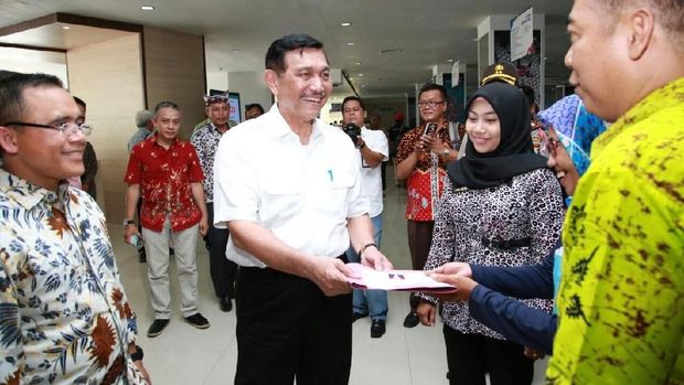 Ke Banyuwangi, Luhut-Sri Mulyani Blusukan di Mal Pelayanan Publik
