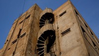 Tak semua hancur, masih ada beberapa bangunan yang bertahan. Menurut catatan sejarah, sewaktu Inggris pergi dari Karachi, para pemilik bangunan pergi melarikan diri di antara pengungsi Muslim dan Hindu. (Akhtar Soomro/Reuters)