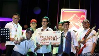 Direktur Utama Bank BNI Achmad Baiquni berfoto bersama para menteri kabinet kerja punggawa Elek Yo Band usai menyerahkan mock up BNI TapCash edisi khusus Elek Yo Band.
