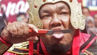 Jika tak kuat melanjutkan jangan dipaksa. Cukup melihat sampai di foto bapak yang bermain cutter dengan lidahnya ini (Randy/detikTravel)