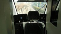 LRT Jakpro adalah LRT pertama di Indonesia yang menggunakan standar gauge 750 Volt DC. Juga memiliki radius belok yang paling kecil di antara sistem kereta api lainnya yaitu sekitar 30-60 meter radius beloknya sehingga cocok sekali untuk angkutan perkotaan yang melalui daerah pemukiman padat penduduk di Jakarta. Istimewa/Jakarta Propertindo.