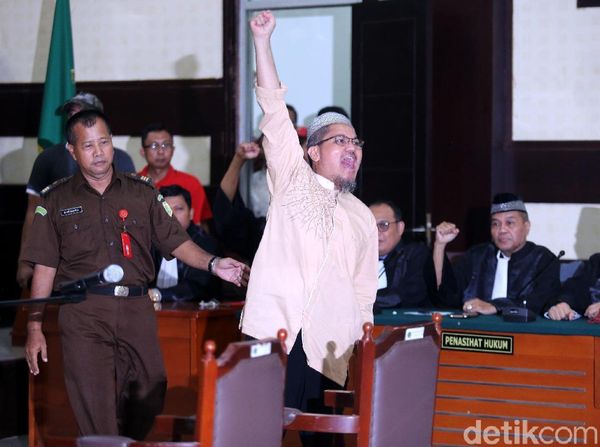 Foto: Jonru Teriakkan Takbir di Sidang Vonis