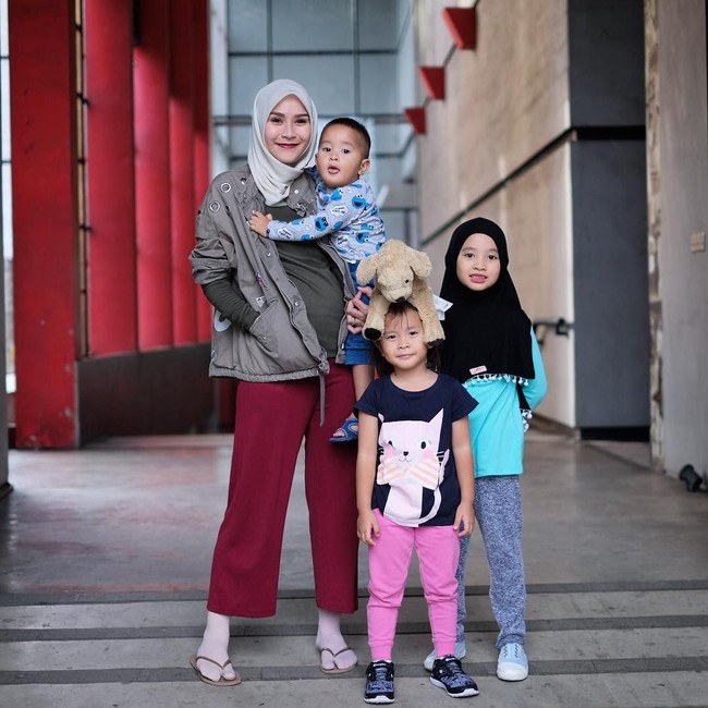 Berfoto bersama ketiga anaknya, Zaskia Mecca terlihat seperti foto bareng keponakan. Masih segar banget ya? Foto: Instagram Zaskia Mecca