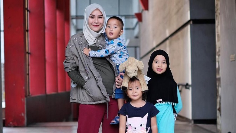 Cara Ini Ampuh Bangunkan Anak Zaskia Mecca Saat Sahur/ Foto: Instagram Zaskia Mecca Cara Ini Ampuh Bangunkan Anak Zaskia Mecca Saat Sahur/ Foto: Instagram Zaskia Mecca