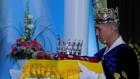 Upacara ini digelar pada hari yang sama saat para siswa dan staf pengajar Marjory Stoneman Douglas High School kembali ke sekolah untuk pertama kalinya sejak Nikolas Cruz dengan senapan AR-55 membunuh 17 siswa dan staf sekolah. (Foto: Dok. REUTERS/Eduardo Munoz)