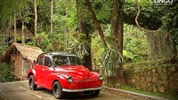 Nah, di bagian luar kafe ada mobil klasik warna merah cerah. Keren ya! Foto: instagram @congogallery