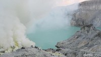 Dalam catatan detikTravel, memang Gunung Ijen punya panorama yang sangat indah. Danau belerang di kawahnya terlihat begitu cantik dnegan bebatuan cadas di sekelilingnya (Afif Farhan/detikTravel)