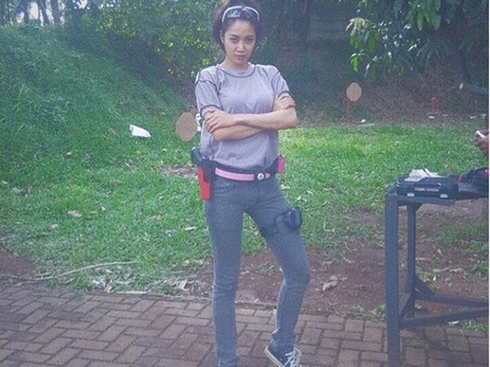 Intip Keseruan Widy 'Vierratale' Olahraga Menembak