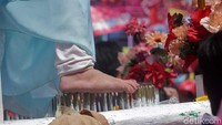 Paku di bawah bangku yang diinjak oleh kaki salah satu peserta Tatung wanita. Paku tajam siapa takut! (Randy/detikTravel)