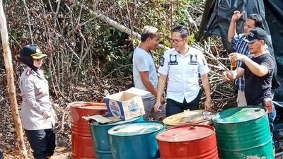 Foto: Penggerebekan Pabrik Minyak Ilegal di Tengah Hutan