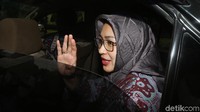 Airin meninggalkan gedung KPK.