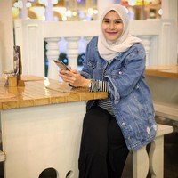 Agar tetap stylish, Zaskia Mecca memilih atasan dengan aksen unik seperti ruffle atau pita. Ia pun tak segan tampil edgy dengan jaket jeans. Foto: Instagram Zaskia Mecca
