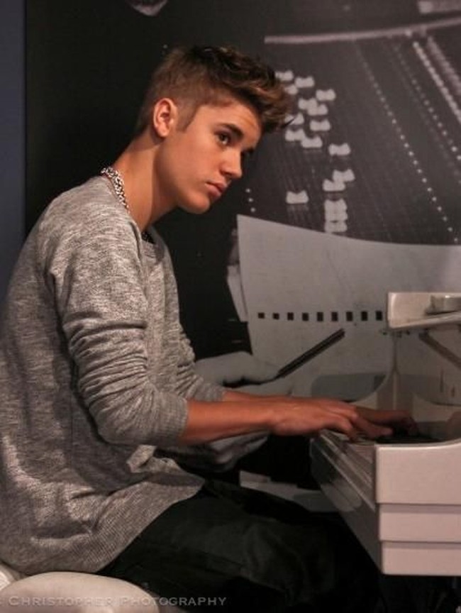 Justin Bieber pernah ngambek kepada para penggemarnya, dengan menutup akun Instagram pada Agustus 2016. Penyebabnya karena kekasihnya kala itu, Sofia Richie, jadi korban bully dan dihujat netizen karena berpacaran dengannya. Tapi kini Justin sudah aktif lagi di Instagram. Foto: istimewa.