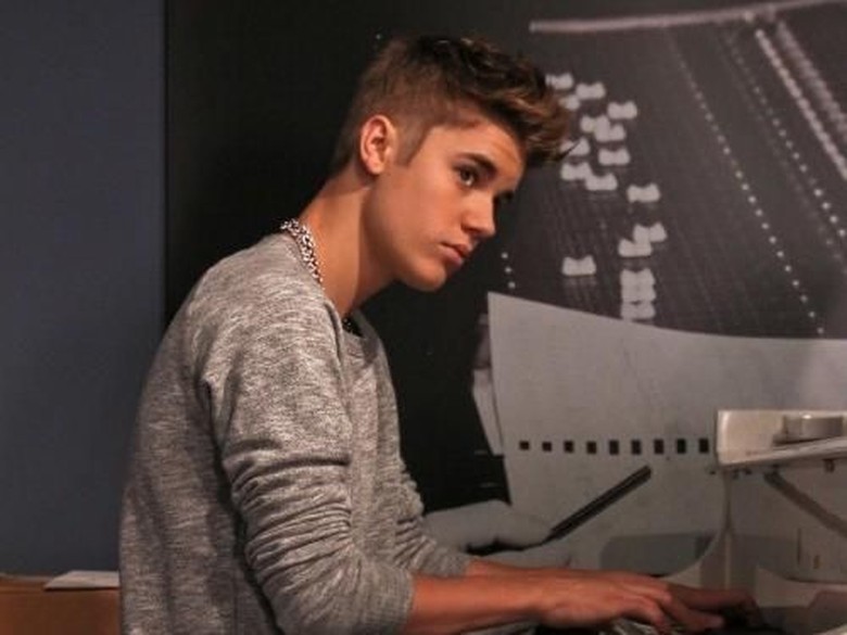 Justin Bieber Pamer Tato yang Dibuat 100 Jam Justin Bieber Pamer Tato yang Dibuat 100 Jam