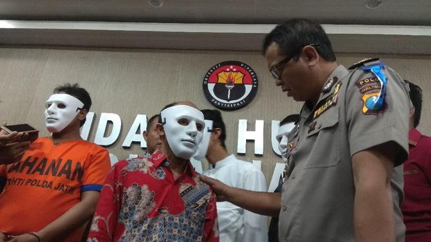 Mereka menyebarkan hoax tentang penyerangan kiai dan perusakan rumah ibadah