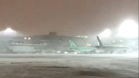 Melalui Twitter resminya, maskapai Ryanair menyampaikan semua penerbangan dibatalkan. Semua calon penumpang telah diberi tahu melalui SMS dan email (oto: Dok. DUBLIN AIRPORT via REUTERS)