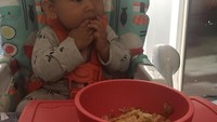 Ini saat Kara berusia 8 bulan. Ia  terlihat sangat lahap memakan sarapannya. Yaitu pizza nasi kreasi sang bunda.  Foto: Instagram @tantrisyalindri