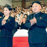 Meski fashion Korea Utara disebut kuno, namun Ibu Negara Korut ini tampil stylish memilih blazer pas badan dengan detail jahitan berwarna kontras.  Foto: Dok. Eastnews