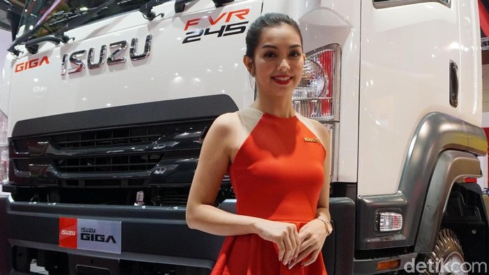 SPG di Pameran Bus dan Truk