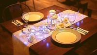 Saat valentine kemarin, kafe ini menawarkan sensasi dinner romantis. Meja makannya dihias dengan lampu cantik. Foto: instagram @congogallery