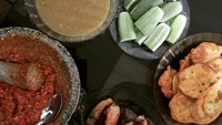 Ternyata vokalis band Kotak ini bisa nyambel! Menu yang ia masak kali ini tempe goreng, sayur lodeh, dan ikan goreng lengkap dengan mentimun potong dan sambal. Yummy! Foto: Instagram @tantrisyalindri