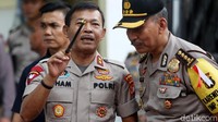 Kapolda Metro Jaya Irjen Pol Idham Aziz (kiri) memantau aksi di depan KPU.