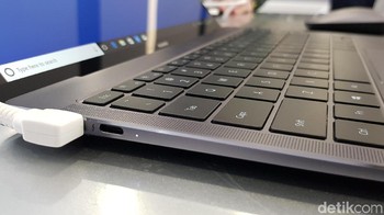 Fitur lain yang turut diberikan USB Type A dan C, serta sensor sidik jari yang ditempatkan di tombol Home. Foto: Achmad Rouzni Noor II/detikINET