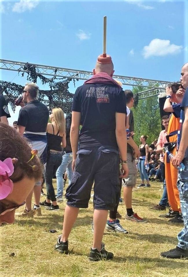 Pria ini mungkin memang sengaja ingin terlihat kocak dengan mengenakan pompa WC sebagai aksesori kepala. Foto: Imgur/Instagram