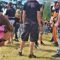 Pria ini mungkin memang sengaja ingin terlihat kocak dengan mengenakan pompa WC sebagai aksesori kepala. Foto: Imgur/Instagram