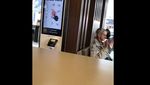 Foto: Viral Video Gelandangan Dilarang Makan di Restoran Cepat Saji AS