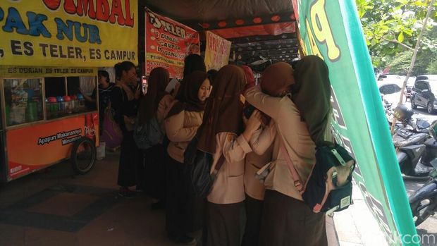 Siswa SMAN 1 Semarang Aksi Solidaritas 2 Rekannya yang Dikeluarkan