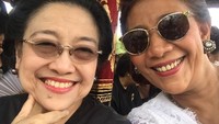 Dalam foto itu, Susi yang mengenakan atas putih dan Megawati yang mengenakan atasan hitam tampak tersenyum lebar. Dok. Kementerian KKP.