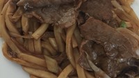 Yaki udon ini dibuat khusus untuk suami tercinta. Bukan dalam rangka hari khusus. Tapi Tantri menyebut ini sebagai sogokan buat suaminya karena mengizinkannya manggung di luar kota selama dua hari. Bisa aja deh istri vokalis band Naff ini!  Foto: Instagram @tantrisyalindri