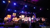 Mulai dari Menteri Perhubungan Budi Karya Sumadi (gitar/vokal), Menteri Pekerjaan Umum dan Perumahan Rakyat Basuki Hadimuljono (drum), Menteri Tenaga Kerja dan Transmigrasi (Menakertrans) Hanif Dhakiri (vokal/gitar), Menteri Keuangan Sri Mulyani (vokal), Menteri Luar Negeri Retno Marsudi (vokal), serta Koordinator Staf Khusus Pre­siden Teten Masduki (vokal), dan Ketua Bekraf Triawan Munaf (kibor). Foto: Hanif Hawari