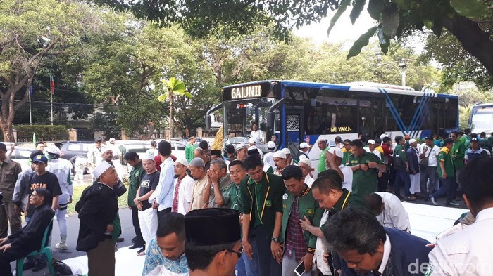 Massa Salat Asar di Depan KPU, Lalin Tersendat