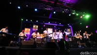 Grup musik yang terdiri dari para petinggi negeri, Elek Yo Band, berbagi panggung bersama duo indie Endah N Rhesa.  Foto: Hanif Hawari