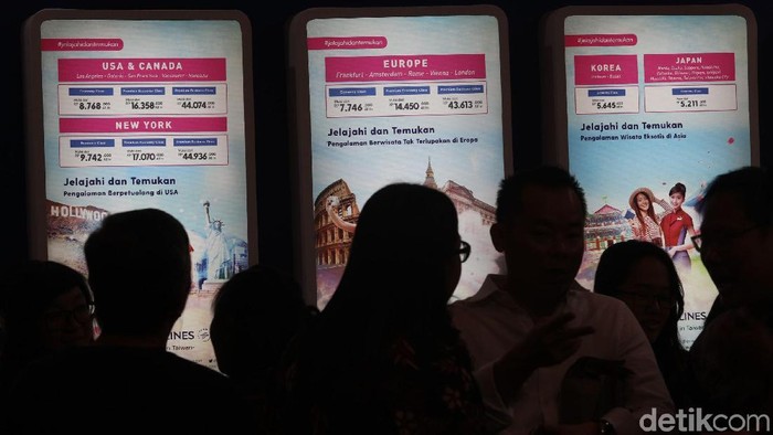 Berburu Paket Wisata di Astindo Travel Fair 2018

Pengunjung memadati Astindo Travel Fair 2018 yang berlangsung di JCC, Jakarta, Jumat (2/3/2018). 
Astindo Travel Fair yang digelar pada 2-4 Maret ini digelar untuk mengakomodasi wisatawan baik dari dan ke Indonesia. Grandyos Zafna/detikcom