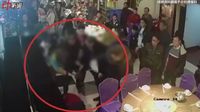 Pesanan Makanan Lama Datang, Pengunjung Resto Ini Jambak dan Lempari Piring ke Pelayan