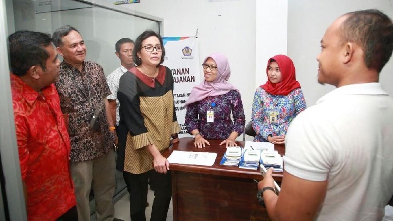 Ke Banyuwangi, Luhut-Sri Mulyani Blusukan di Mal Pelayanan Publik Ke Banyuwangi, Luhut-Sri Mulyani Blusukan di Mal Pelayanan Publik