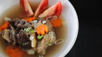 Restoran Arsana Bali juga punya sop buntut enak. Paduannya kentang, wortel dan tomat. Kuahnnya bening dan pastinya harum rempah semerbak. Hmmm... Foto: Istimewa
