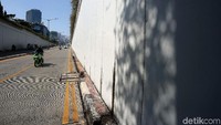 Dinding underpass telah dicat ulang.