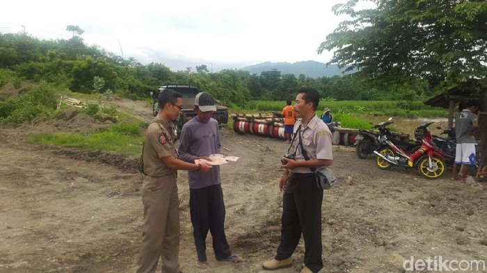 Tak Ada Izin, Satpol PP Bondowoso Tutup Penambangan Pasir
