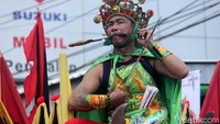Yang menarik, hampir setiap tandu dilengkapi dengan golok dan paku berwarna merah sebagai dasarnya. Namun ajaibnya, tidak ada Tatung yang terluka atau mengeluarkan darah saat melakukan aksi tersebut. Sakti! (Randy/detikTravel)