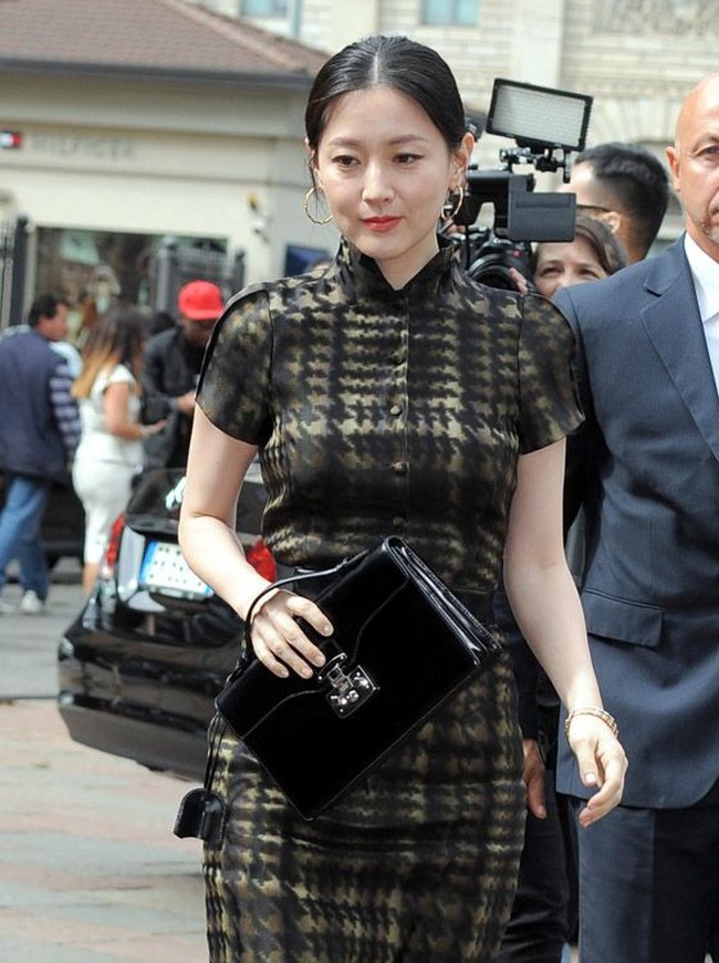 Pemeran Jang-geum dalam serial Jewel in the Palace, Lee Young Ae, tampil stylish saat menghadiri Milan Fashion Week 2014 membawa tas Gucci briefcase seharga US$ 1.590 atau sekitar Rp 22 juta. Foto: Istimewa