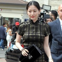 Pemeran Jang-geum dalam serial Jewel in the Palace, Lee Young Ae, tampil stylish saat menghadiri Milan Fashion Week 2014 membawa tas Gucci briefcase seharga US$ 1.590 atau sekitar Rp 22 juta. Foto: Istimewa