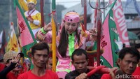 Tatung wanita yang satu ini pun tidak kalah menyeramkan dengan para Tatung pria. Bangku dengan aneka senjata tajam terasa seperti kasur empuk untuknya. (Randy/detikTravel)