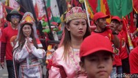 Selain tampil di atas bangku dengan senjata tajam, ada juga yang ikut memeriahkan parade dengan mengenakan kostum cantik (Randy/detikTravel)