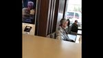 Foto: Viral Video Gelandangan Dilarang Makan di Restoran Cepat Saji AS
