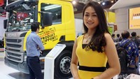 Senyum mereka dan warna busana yang dikenakan selalu menarik perhatian. 